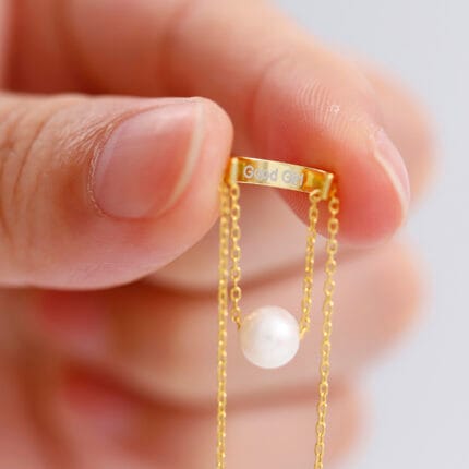 A dainty discreet day collar with a luminous pearl and “Good Girl” engraving. Subtle yet meaningful, it’s a wearable symbol of devotion and dynamic.